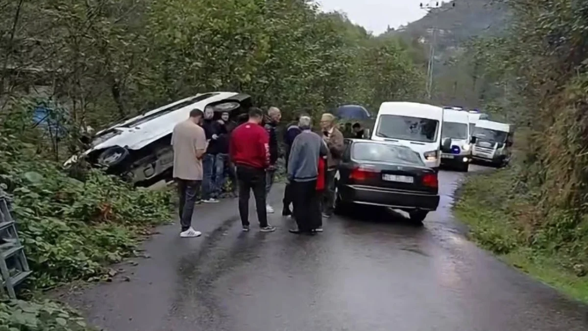 Bölgemizde öğrenci servisi ile otomobil çarpıştı! 5 öğrenci yaralandı