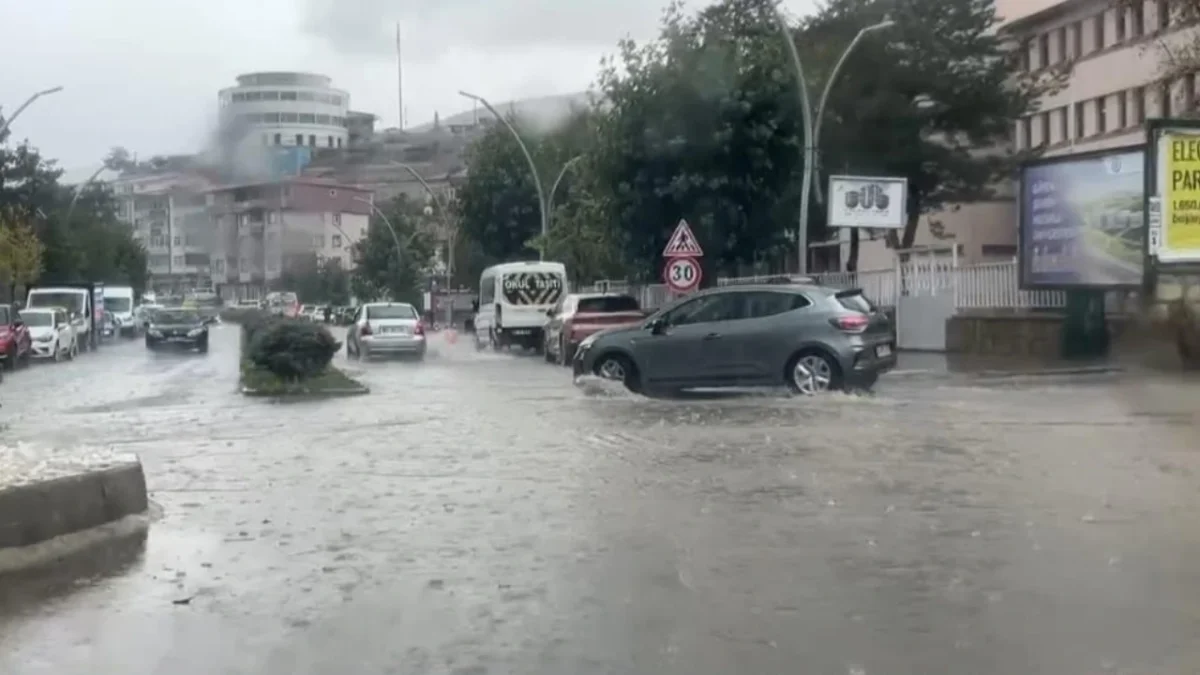 Bölgemizde sağanak alarmı! Bayburt’u bir anda vurdu