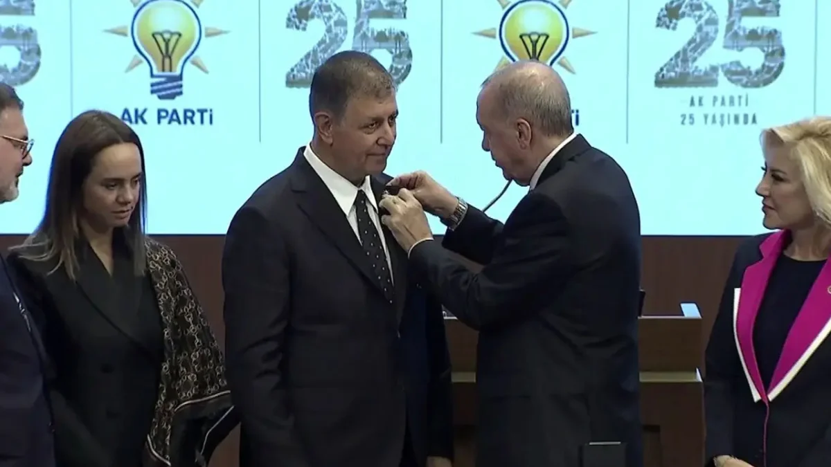 Cemil Tugay resmen AK Parti’ye katıldı! Rozetini Cumhurbaşkanı Erdoğan taktı