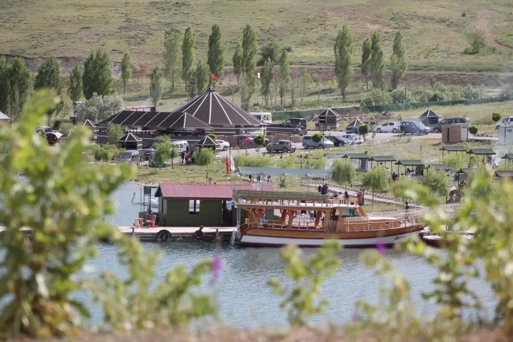 Demirözü’nde restoran ve tekne turu hizmetleri sezonu kapattı