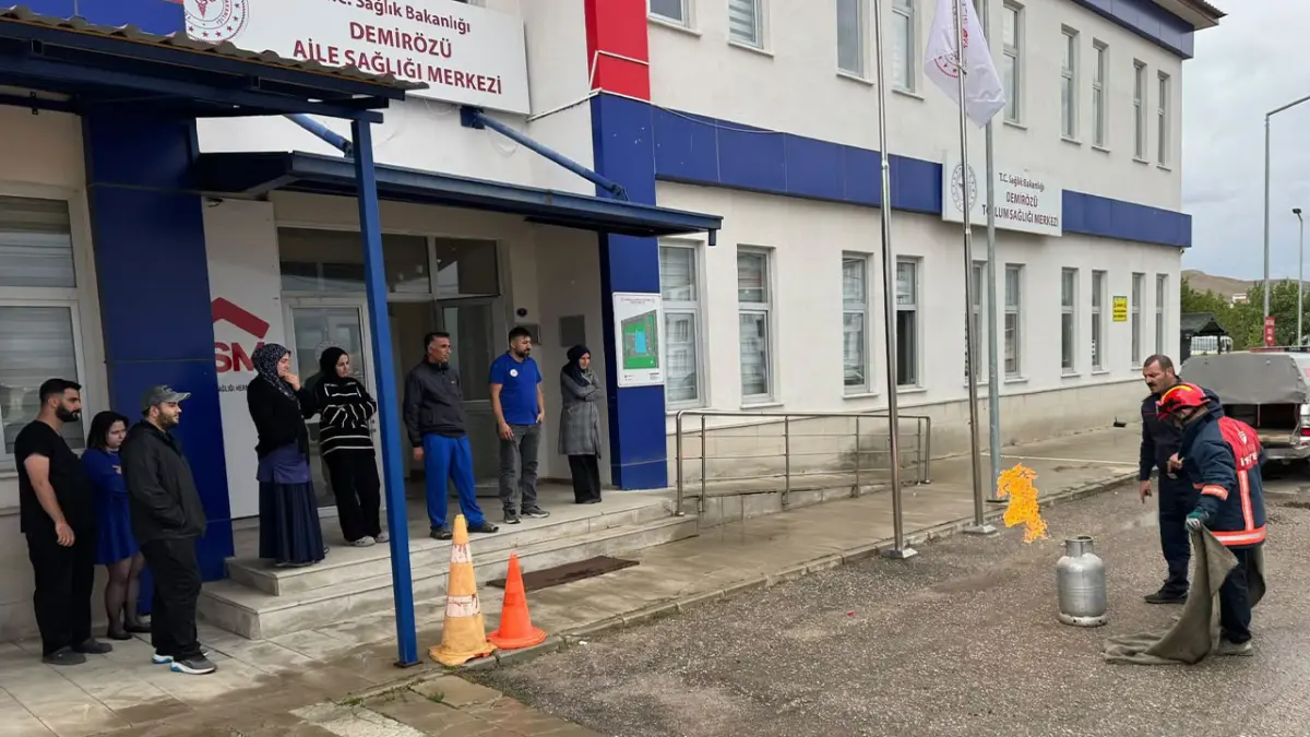Demirözü’nde sağlık personeline yangın eğitimi verildi