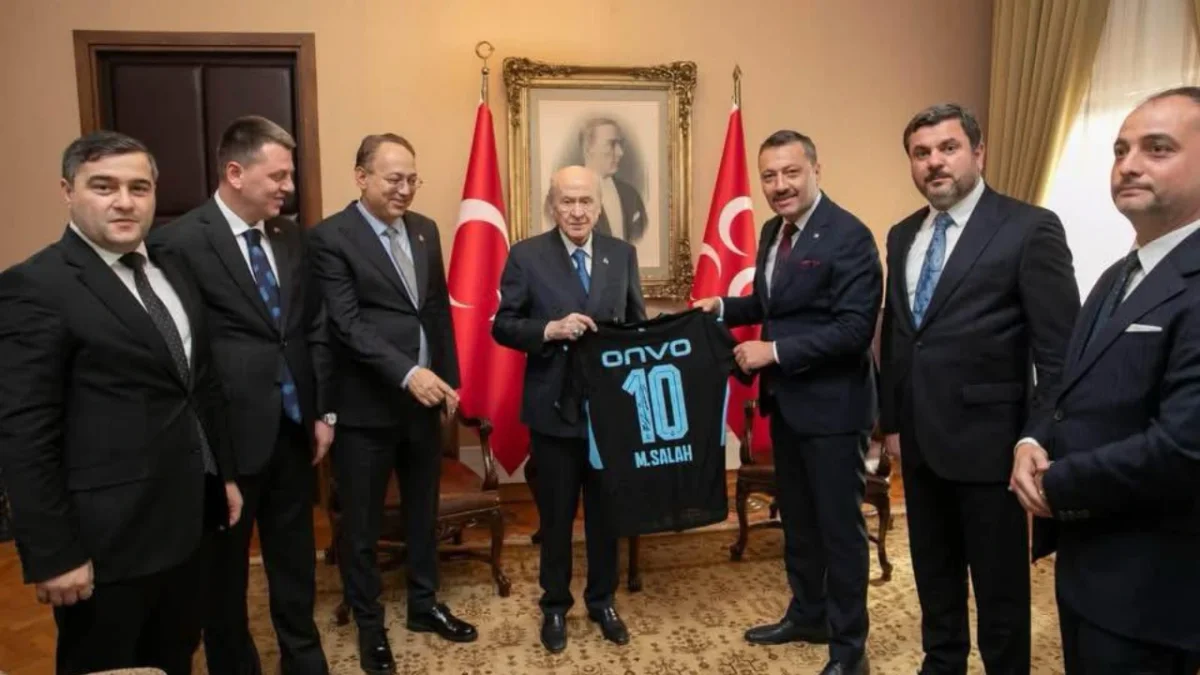Devlet Bahçeli’ye Trabzonspor forması hediye edildi
