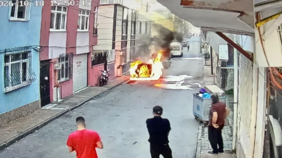 Elektrikli otomobil alev alev yandı! O anlar kamerada