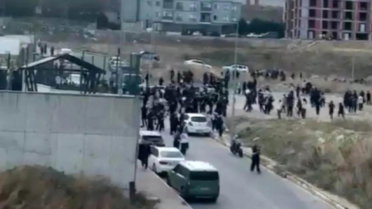 Esenyurt’ta lisede bıçaklı kavga! Yaralılar var