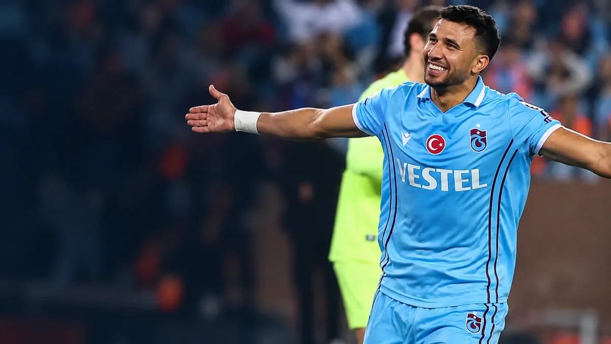 Eski Trabzonsporlu yıldızdan muhteşem dönüş! Son dakikada takımını kurtardı