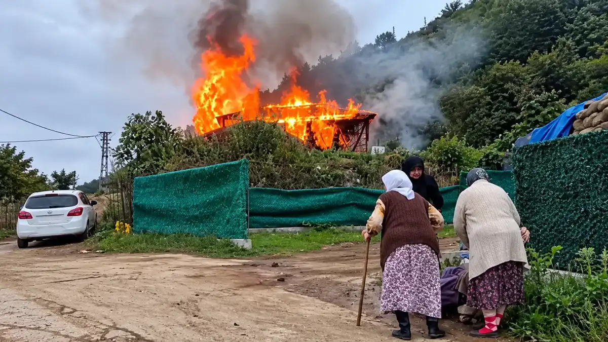 Giresun’da ev yangını! Aile gözyaşlarıyla izledi