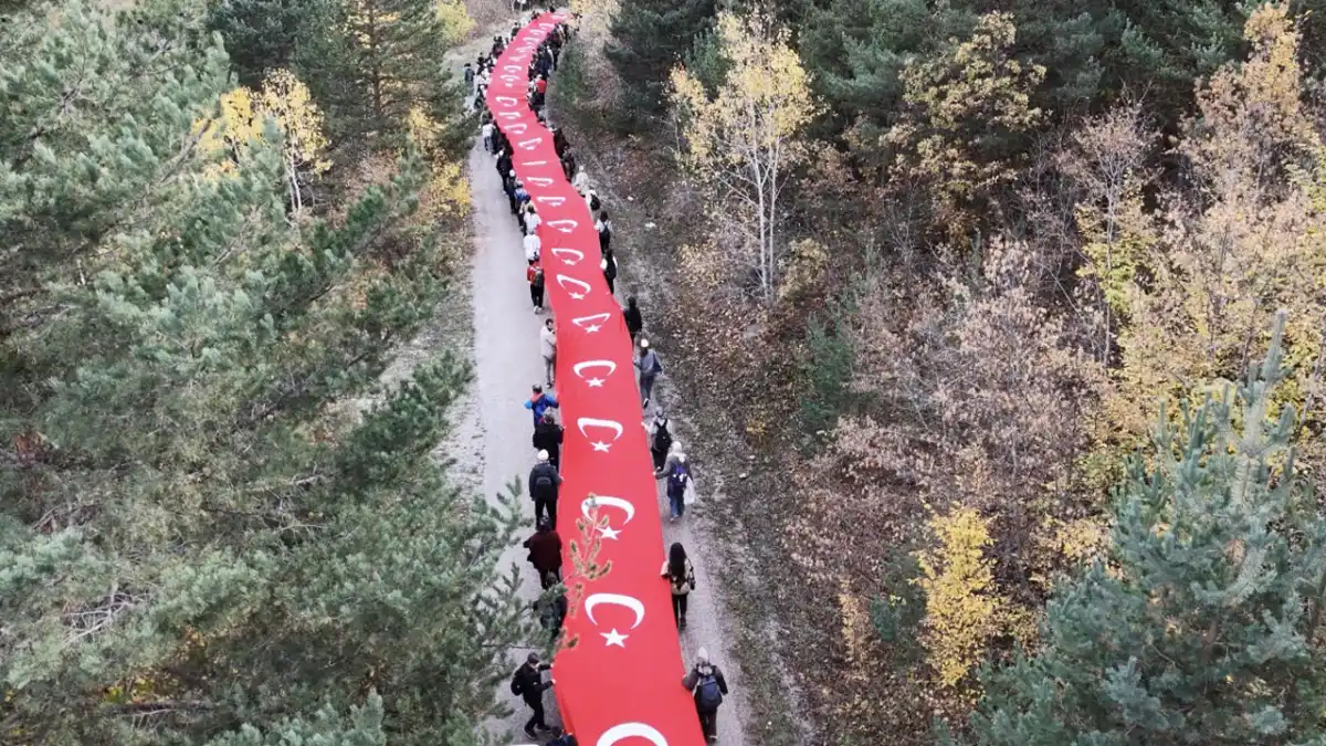 Gümüşhane’de 100 metrelik Türk bayrağıyla sonbahar yürüyüşü