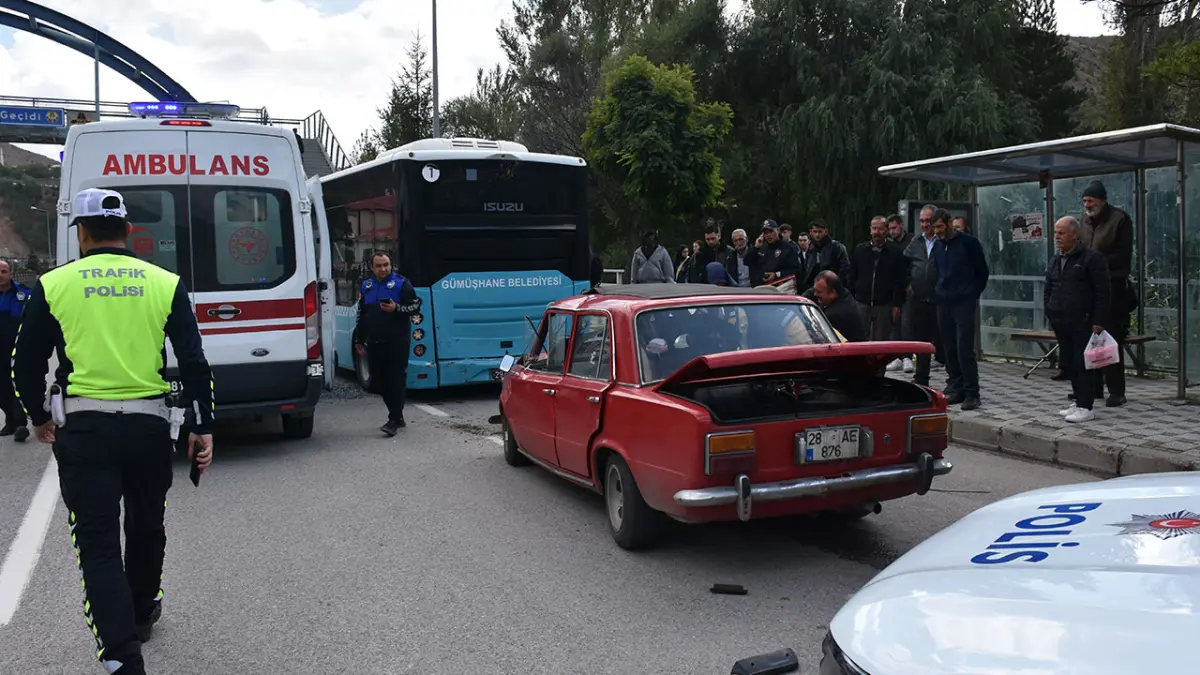 Gümüşhane’de belediye otobüsüne otomobil çarptı: 2 yaralı