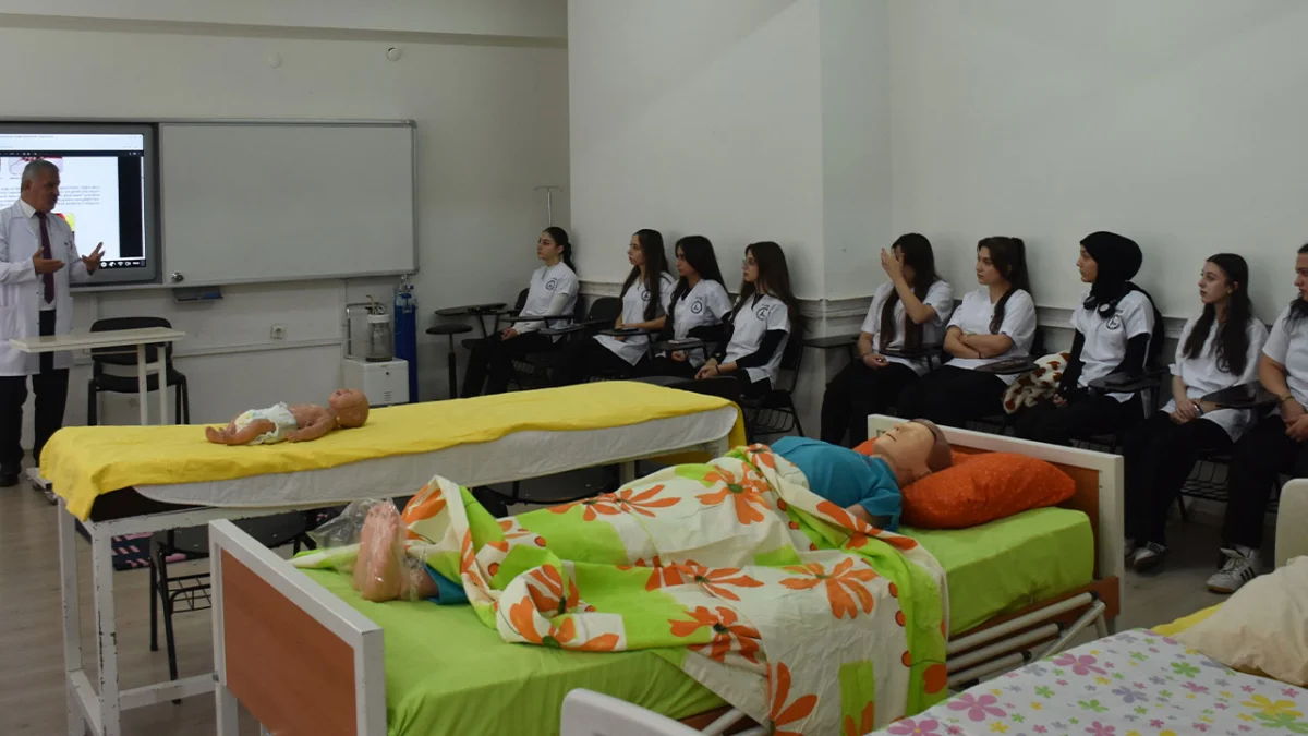 Gümüşhane’de geleceğin sağlıkçıları yetişiyor! 260 öğrenci mesleğe hazırlanıyor