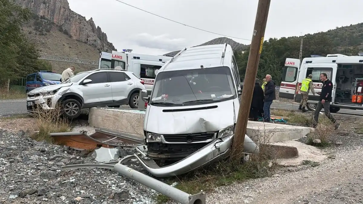 Gümüşhane’de iki araç birbirine girdi! Çarpışma anı kamerada