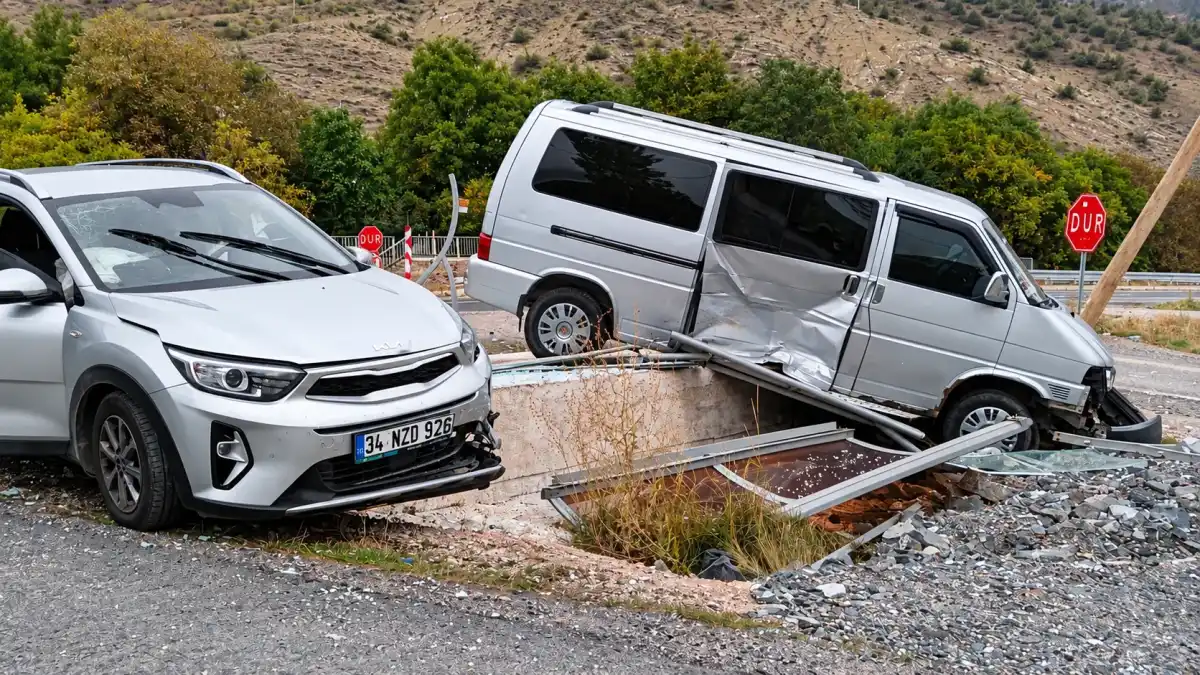 Gümüşhane’de kavşakta kaza! Minibüs durağa daldı