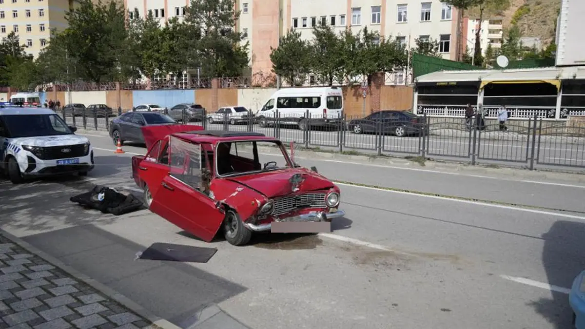 Gümüşhane’de otomobil belediye otobüsüne çarptı: 2 yaralı