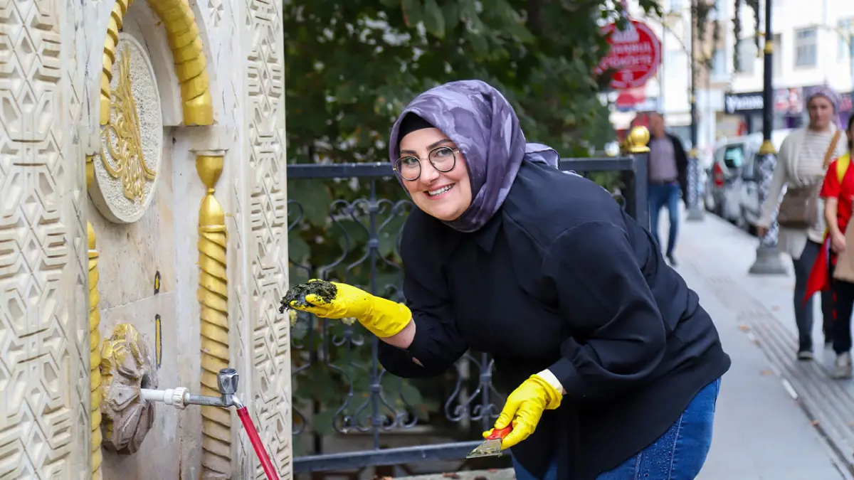 Gümüşhaneli kadın sanatçı, unutulmaya yüz tutan mezarları ve çeşmeleri yeniliyor