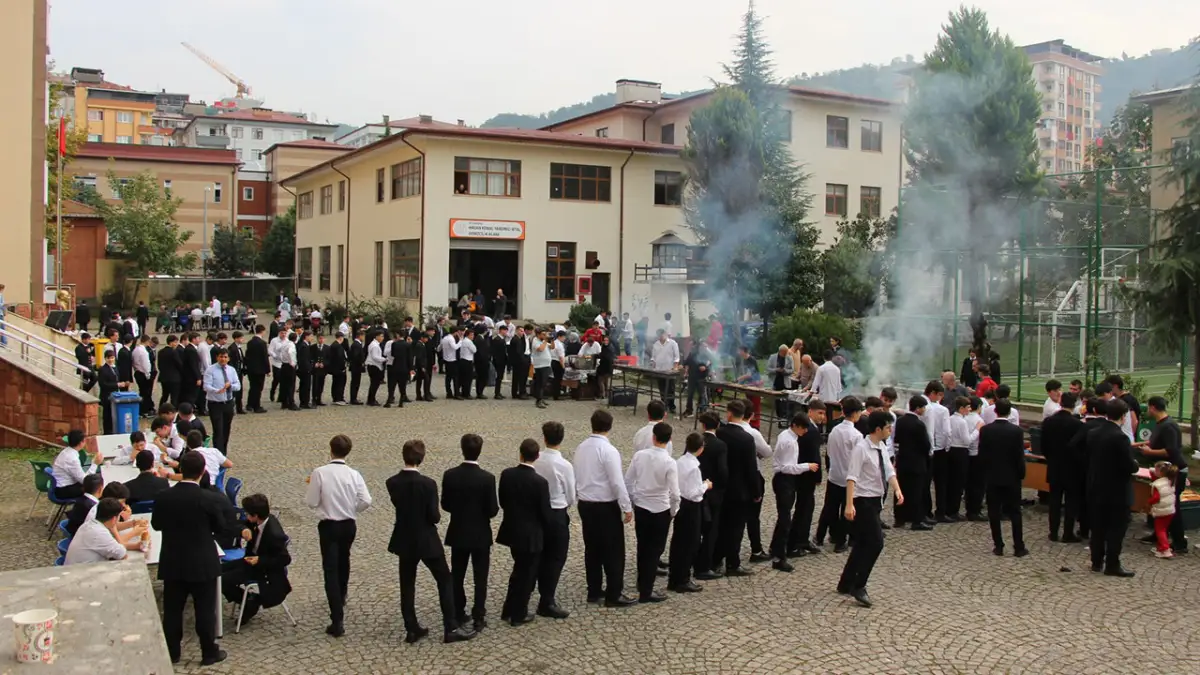 Hamsi olmayınca balık şenliğinde palamut ikram edildi