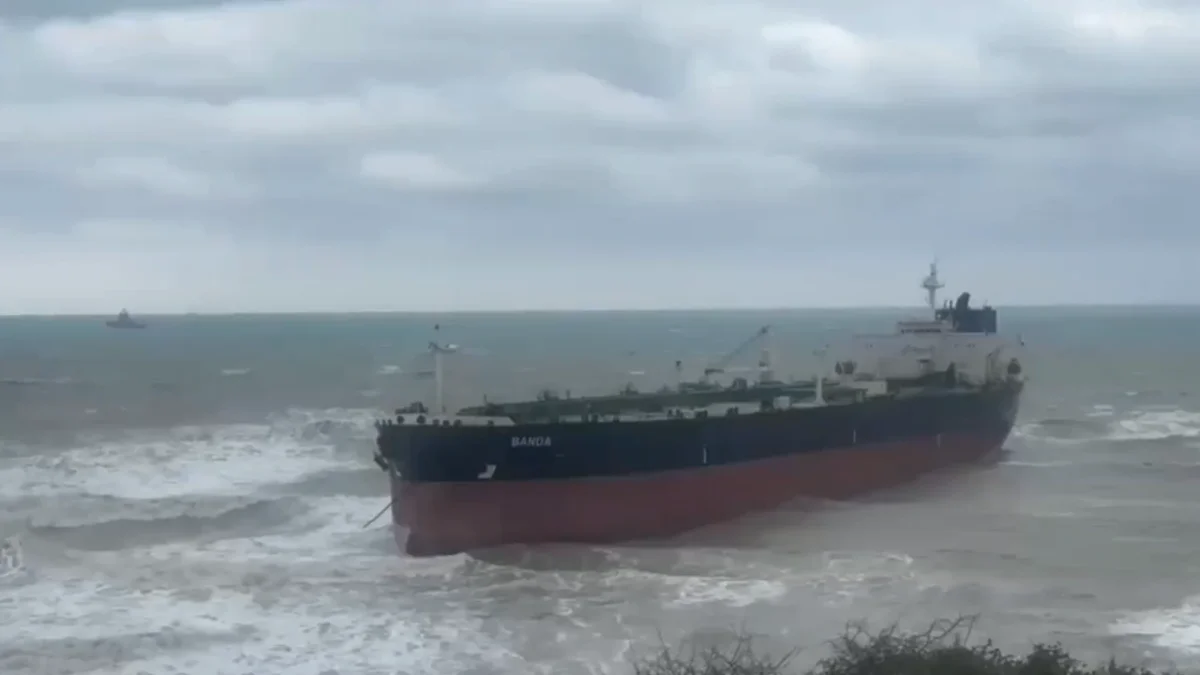 Karadeniz’de karaya oturan 238 metrelik tanker kurtarıldı