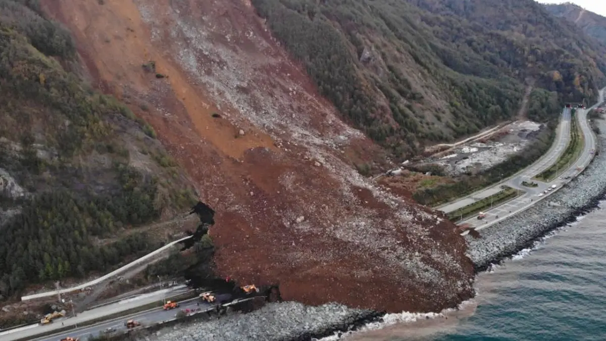 Karadeniz Sahil Yolu’nda büyük tehlike! 500 tonluk kayalar hareket ediyor