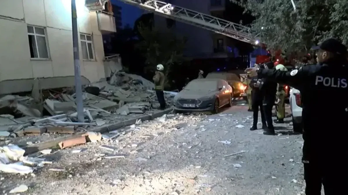 Maltepe’de 7 katlı binanın 3 katında çökme: 2 kişi sağ olarak çıkarıldı