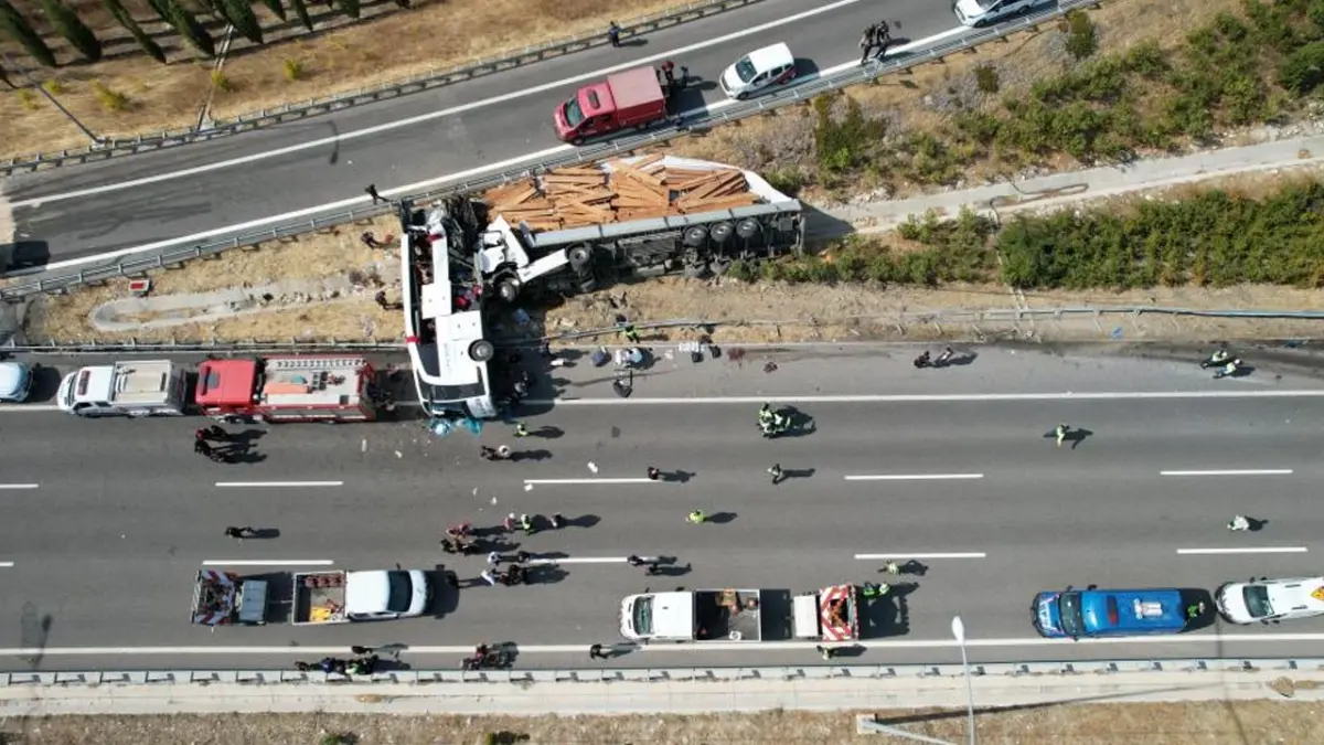 Manisa'da 11 kişinin öldüğü feci kazada 2 şoför gözaltına alındı