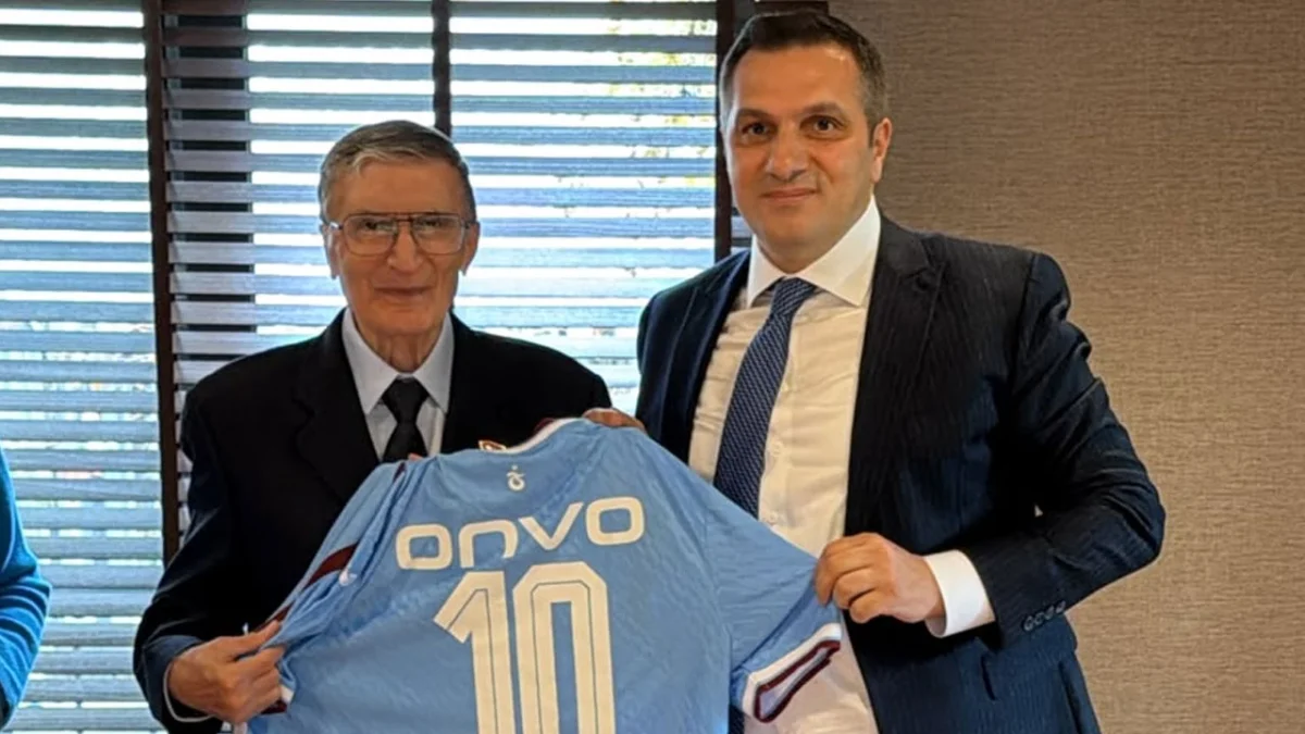 Nobel ödüllü Aziz Sancar’a Trabzonspor forması hediye edildi