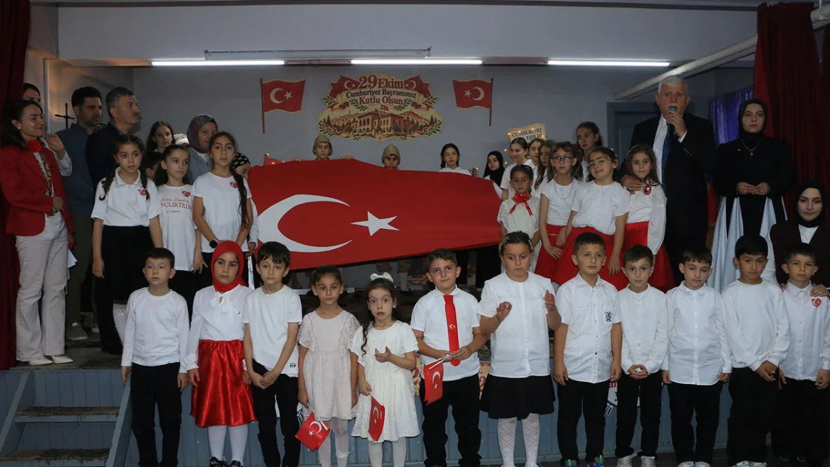 Of’ta Cumhuriyet Bayramı öğrencilerin gösterileriyle kutlandı