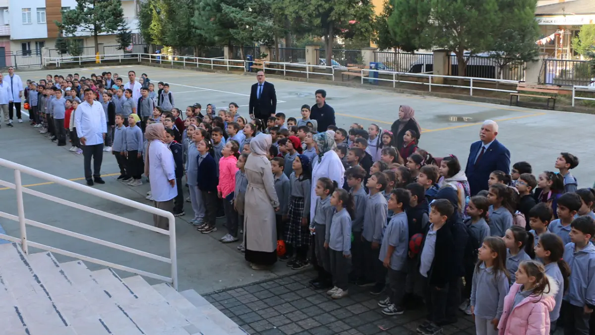 Of’ta haftanın ilk ders zili İstiklal Marşı’yla başladı! Öğrencilere sevgi mesajı