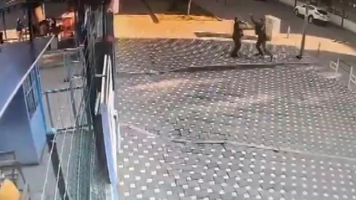 Okul önünde bekçiyle arbede yaşandı! Öğretmen olduğu ortaya çıktı