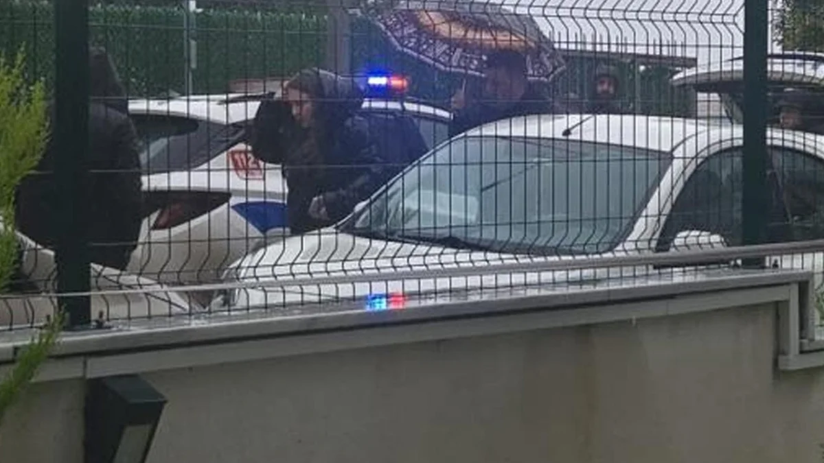 Okul önünde silahlı olay! Bekçi veliyi ayağından vurdu