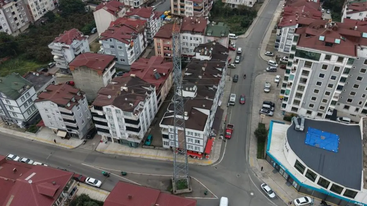 Ordu’da caddenin ortasında kalan yüksek gerilim direği tepki çekiyor