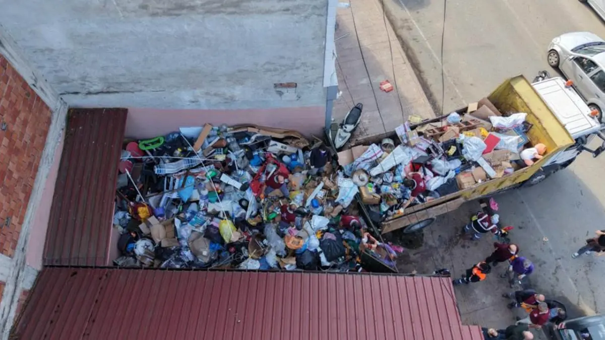 Ordu'da kötü koku ihbarı şoke etti! Evden 20 kamyon çöp çıktı