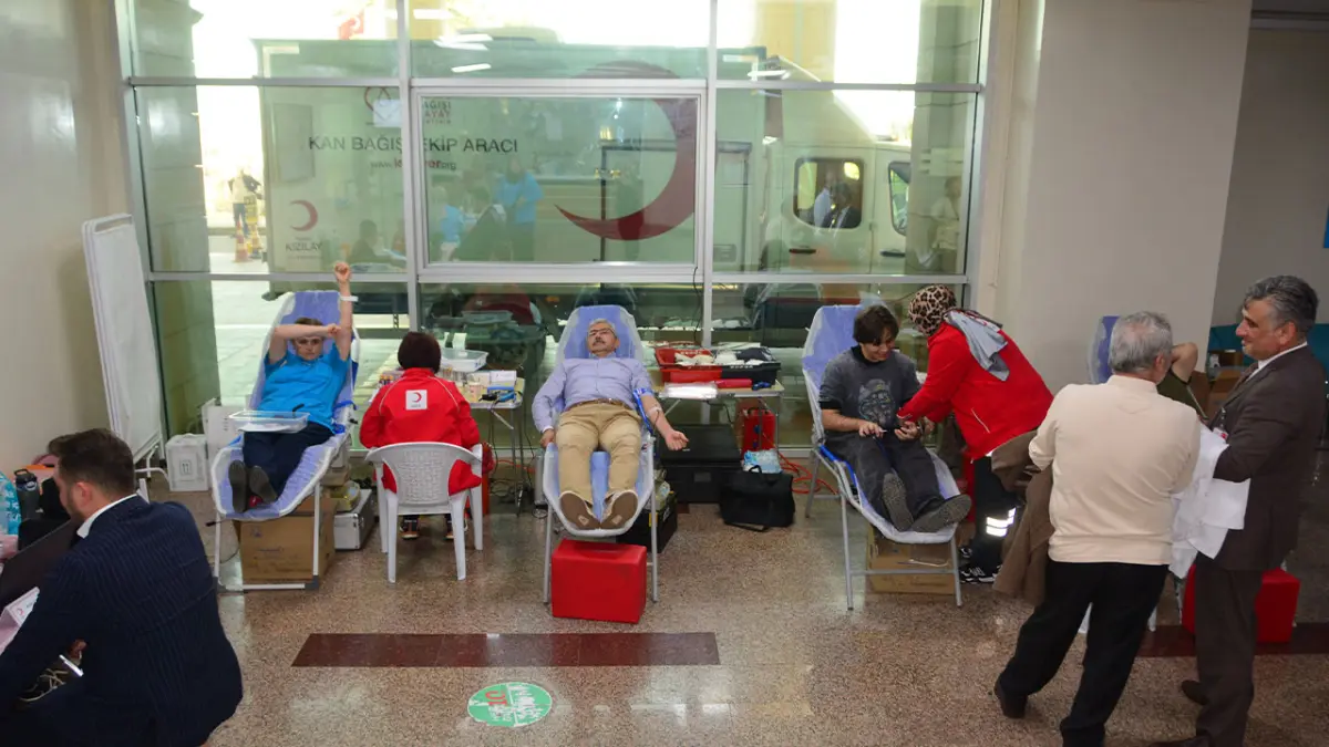 Ordu'da sağlık çalışanları ve vatandaşlardan kan bağışı seferberliği