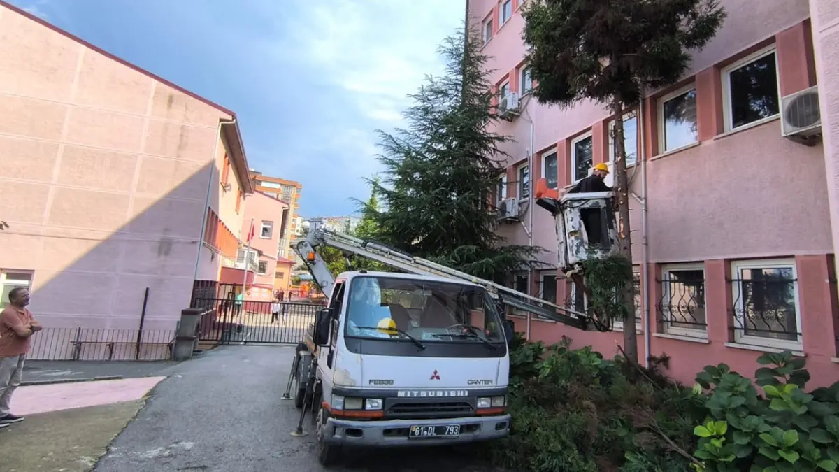 Ortahisar’da sonbahar mesaisi! Park ve bahçelerde bakım çalışmaları hızlandı