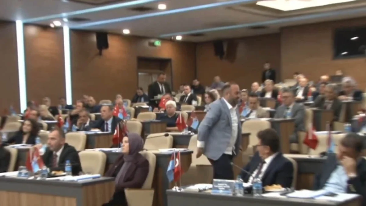 Ortahisar Meclisi’nde siyasi tartışma! Salonu terk etti