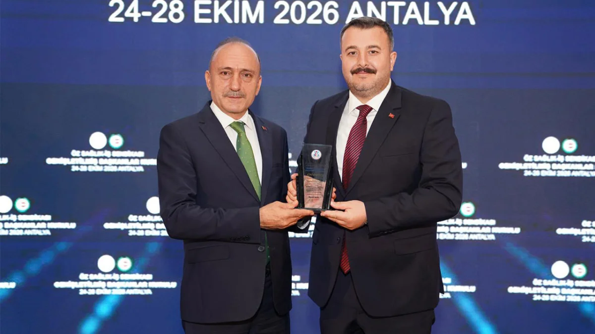 ÖZ Sağlık-İş’in yetki başarısı Trabzon’da plaketle taçlandı