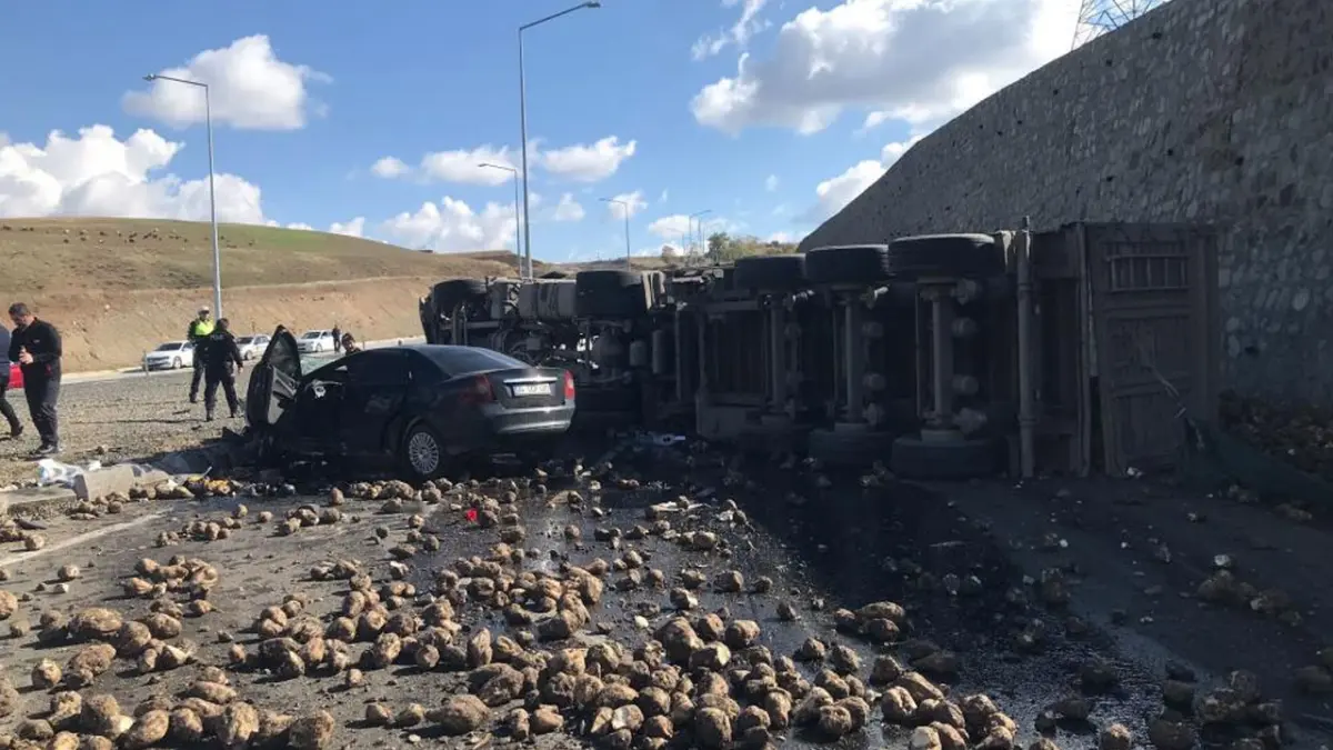 Pancar yüklü tır otomobili ezdi! Feci kazada 4 kişi öldü