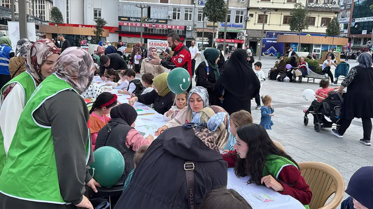 Rize’de çocuklar Filistinli akranları için resim çizdi