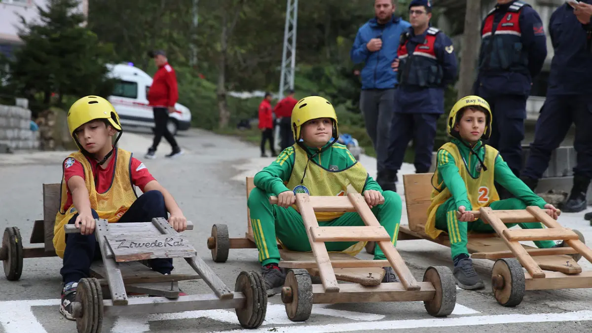 Rize'de Laz Ralli heyecanı! Tahta arabalarla kıyasıya yarıştılar