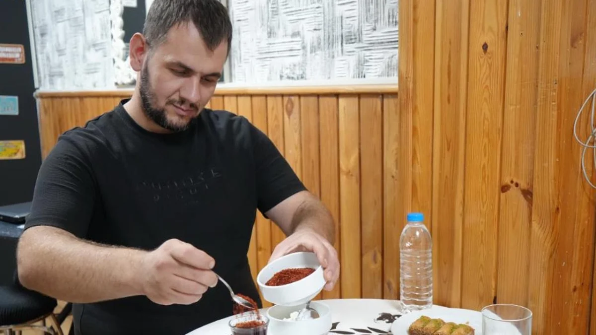 Şaşırtan alışkanlık! Çayına ve tatlısına bile pul biber katıyor