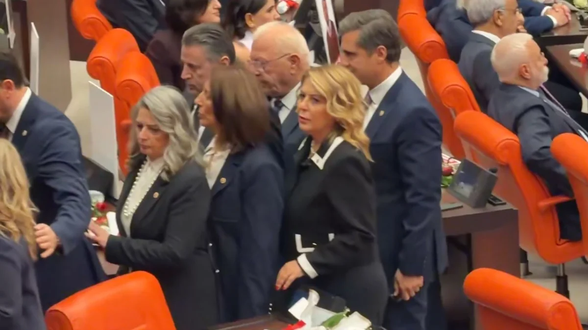TBMM'de Erdoğan’ın konuşması öncesi Trabzon Milletvekili Suiçmez de salondan ayrıldı