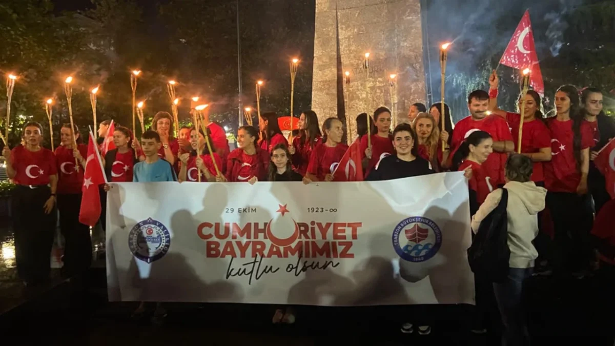 Trabzon’da 29 Ekim coşkusu yağmur altında devam etti! Fener alayı düzenlendi