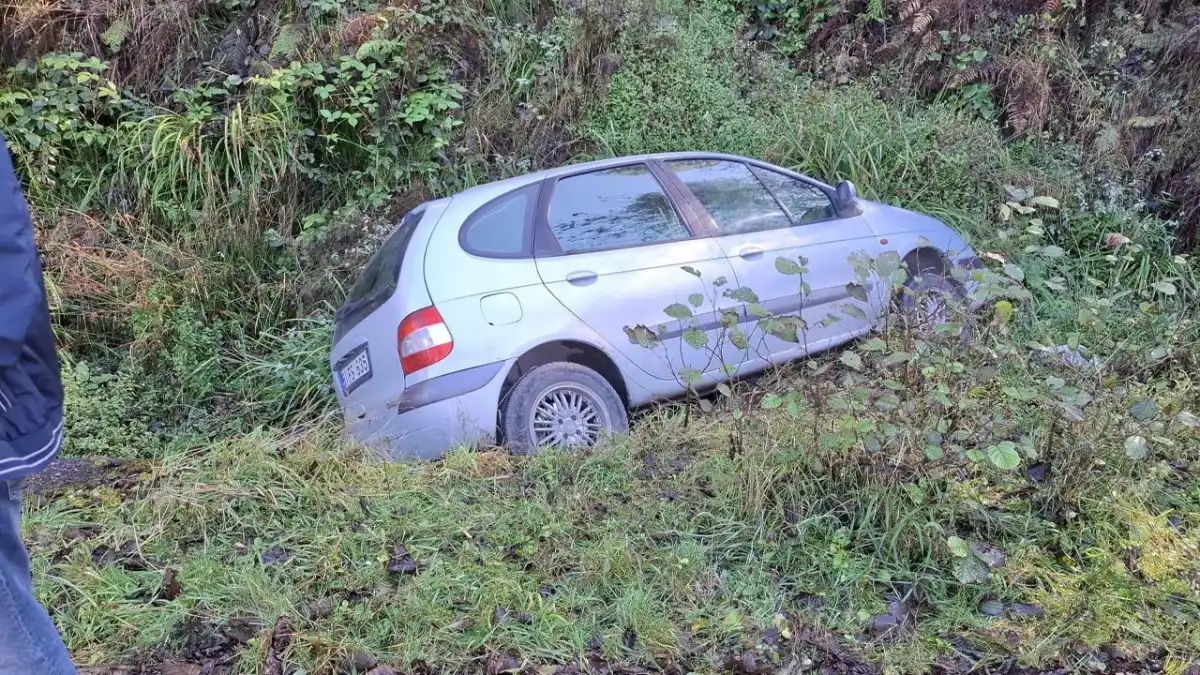 Trabzon’da araç şarampole devrildi: 2 yaralı