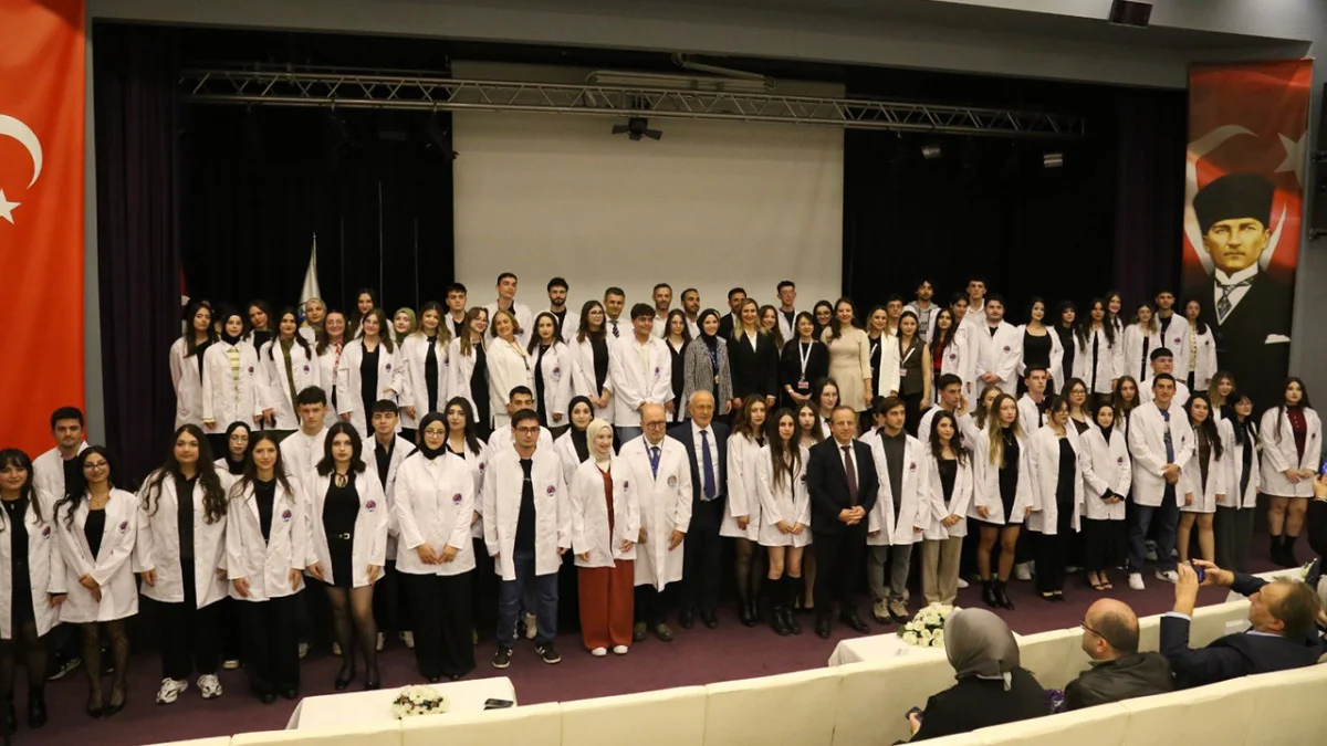Trabzon’da Avrasya Üniversitesi öğrencileri beyaz önlüklerini giydi