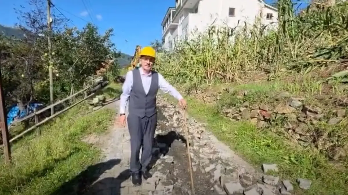 Trabzon’da belediye başkanı bareti taktı, ilk kazmayı vurdu