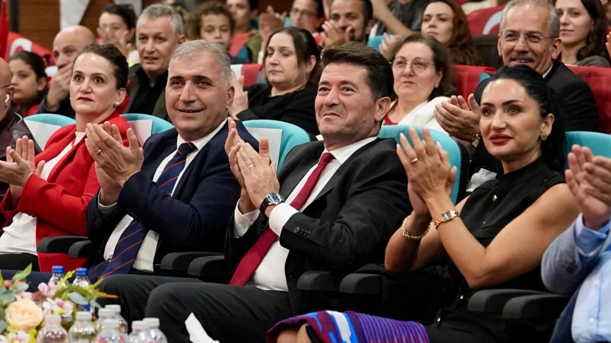 Trabzon’da Cumhuriyet coşkusu müzikle taçlandı! Anadolu ezgileri aynı sahnede buluştu
