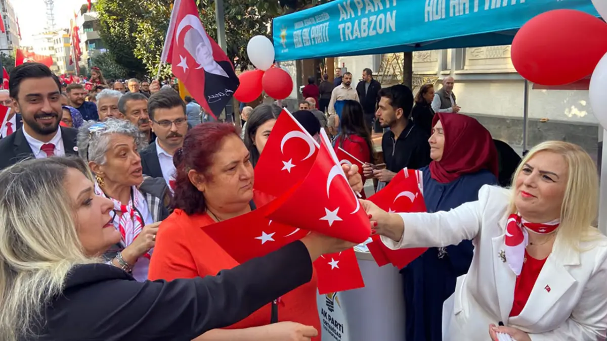 Trabzon’da Cumhuriyet kortejinde AK Parti standı önünde dikkat çeken anlar!