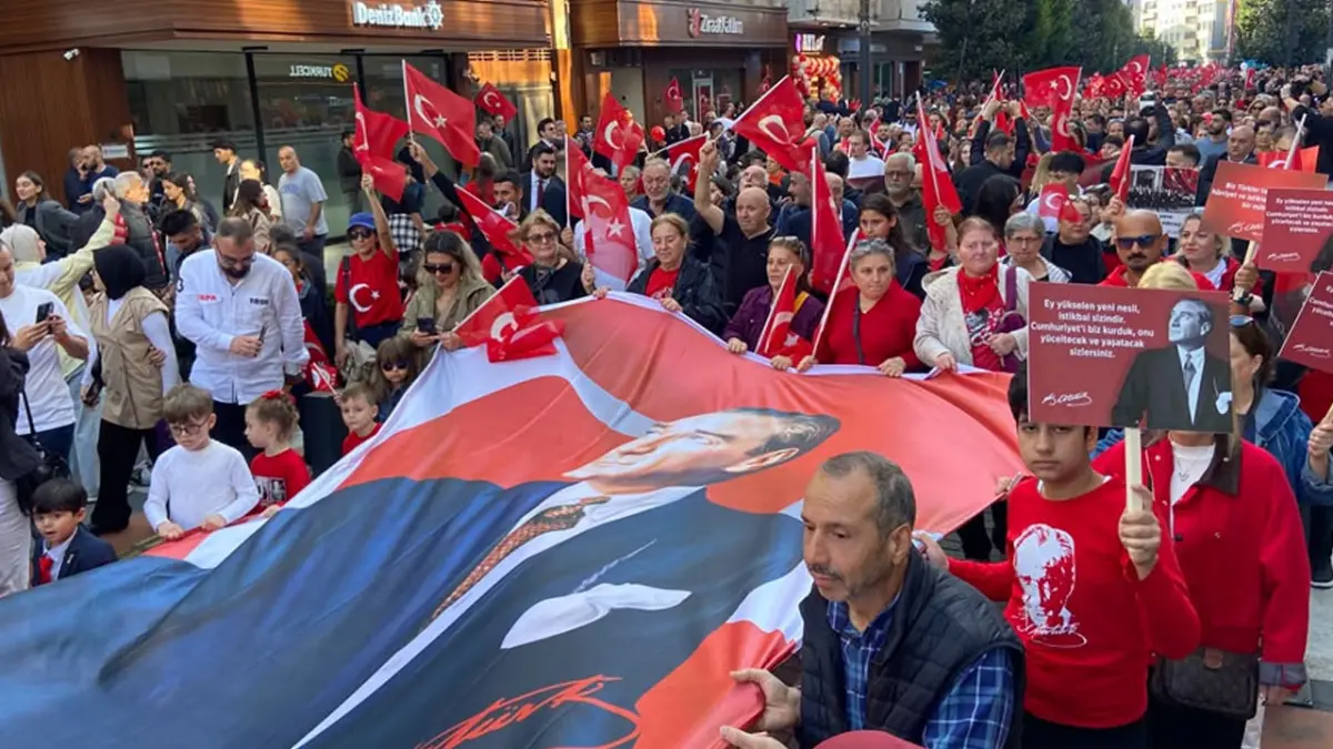 Trabzon’da Cumhuriyet yürüyüşü!  “Gençlerin gelecek kurduğu bir Trabzon istiyoruz”