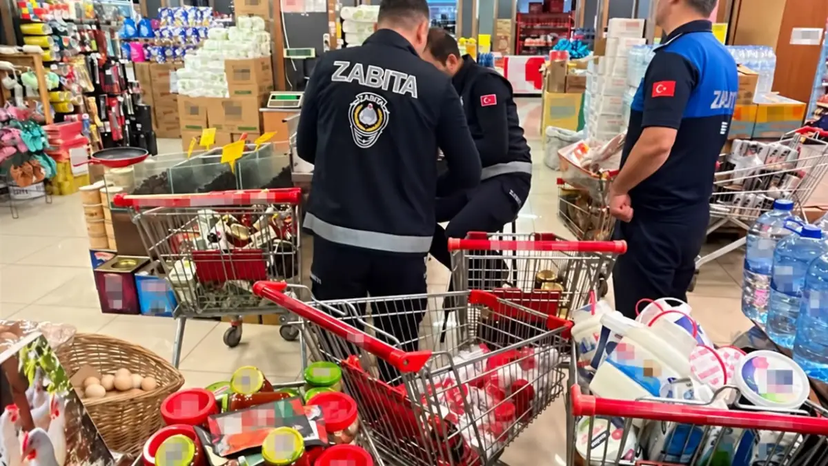 Trabzon’da marketlere sıkı denetim! Tarihi geçmiş ürünler imha edildi