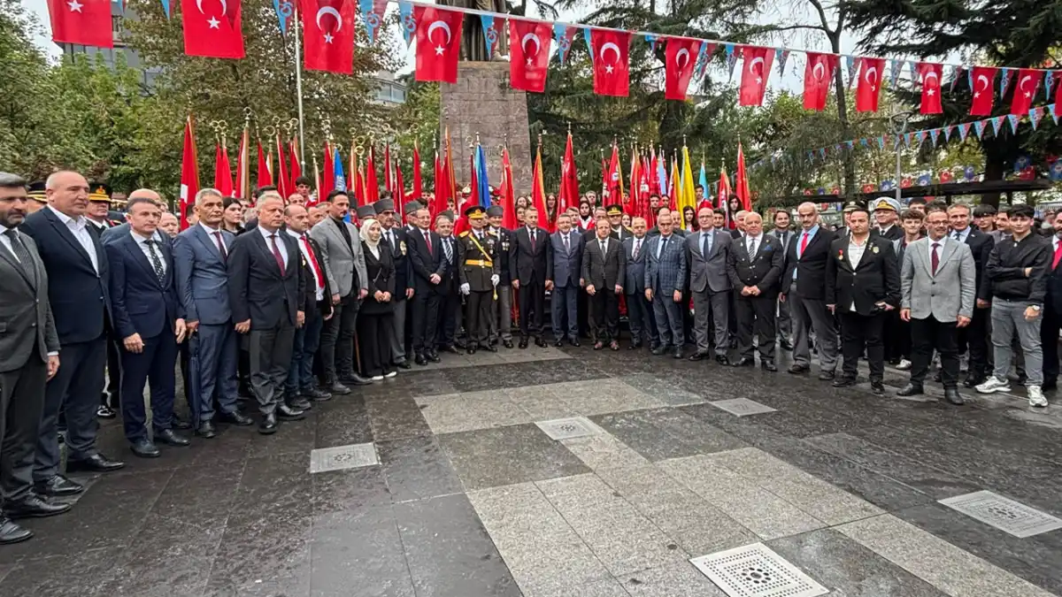 Trabzon’da Meydan Parkı’nda Çelenk Sunma Töreni düzenlendi