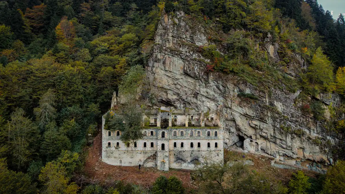 Trabzon’da Tarihi Vazelon Manastırı Sonbahar renklerine büründü