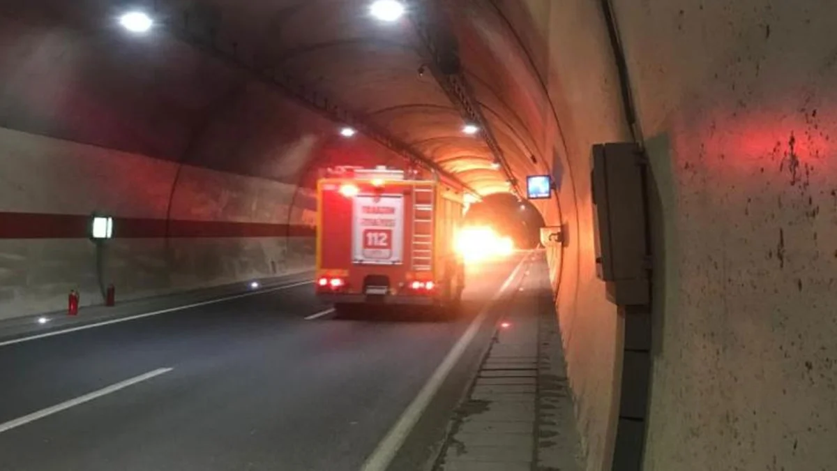Trabzon’da tünelde kaza! Otomobil alev aldı, ulaşım durdu