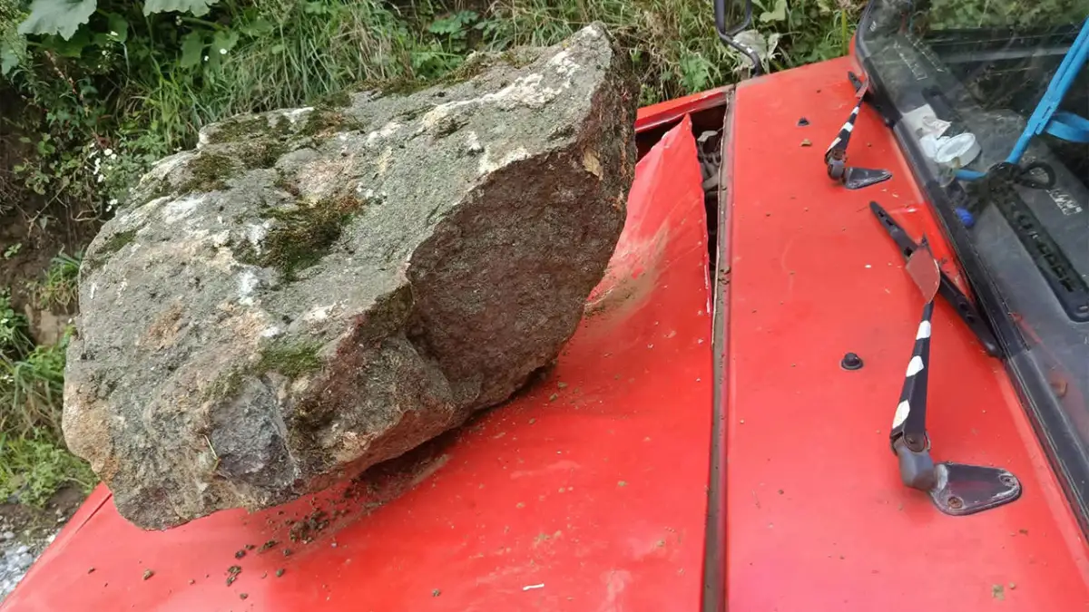 Trabzon'da yamaçtan kopan dev kaya aracın üzerine düştü! Korku dolu anlar